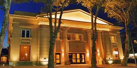 Teatro Independencia, Mendoza. Fachada neoclásica del principal teatro de la provincia, patrimonio cultural y bien de interés histórico en la Ciudad de Mendoza. Decreto Provincial 837/2011.