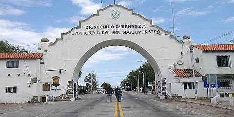 Arco del Desaguadero, Mendoza. Monumento de ingreso a la provincia, hito vial y bien patrimonial en La Paz. Decreto Provincial 2175/2006