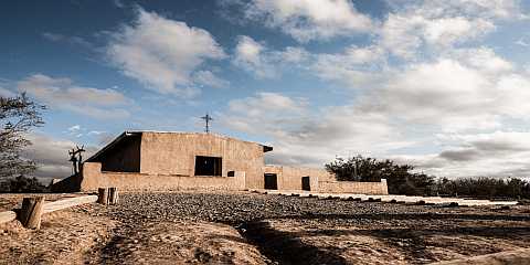 Foto: biencuyano.com.ar Capilla de la Asunción de la Virgen del Tránsito, Mendoza. Templo histórico de adobes en Lavalle, patrimonio cultural y bien de interés histórico nacional. Ley Nacional 27379.