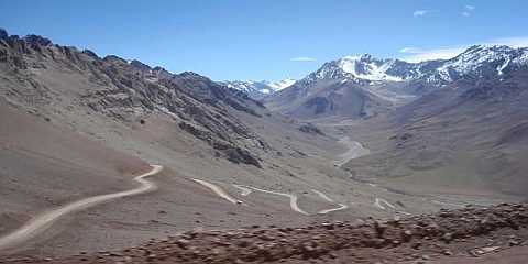 Paso de la Cumbre, Mendoza. Sitio histórico del cruce cordillerano e hito limítrofe sanmartiniano con Chile, patrimonio cultural y Lugar Histórico Nacional en Las Heras. Decreto Nacional 5043.