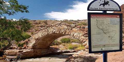 Puente sobre el río Picheuta, Mendoza. Estructura de piedra colonial de la ruta sanmartiniana, patrimonio cultural y Monumento Histórico Nacional en Las Heras. Decreto Nacional 10188.