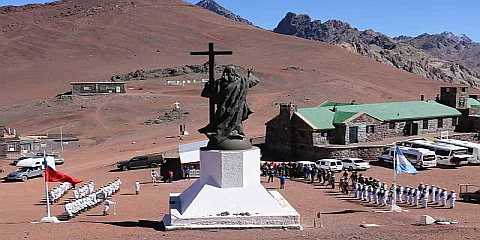 Cristo Redentor de los Andes, Mendoza. Escultura monumental de bronce en la frontera cordillerana, símbolo de paz y Monumento Histórico Nacional en Las Heras. Ley Nacional 25878.