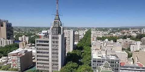 Edificio Gómez, Mendoza. Estructura y silueta del icónico rascacielos racionalista, patrimonio arquitectónico y Monumento Histórico Nacional en la Ciudad de Mendoza. Decreto Nacional 624/2017.