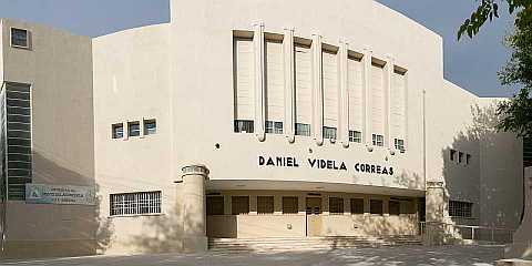 Escuela Daniel Videla Correas, Mendoza. Edificio escolar histórico de arquitectura moderna, patrimonio cultural y Monumento Histórico Nacional en la Ciudad de Mendoza. Decreto Nacional 624/2017.