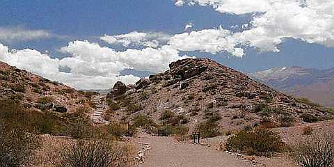 Petroglifos Cerro Tunduqueral, Mendoza. Dibujos de culturas precolombinas previas a la colonización española en la zona de Uspallata. Decreto Provincial 1356/1989.